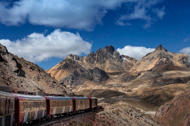 Vista da Ferrovia Central do Peru, famosa por ser a mais alta da América e a segunda mais alta do mundo.