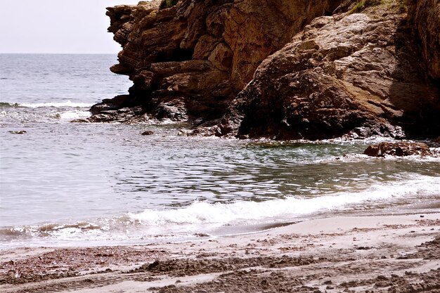 Foto vista da formação rochosa na praia