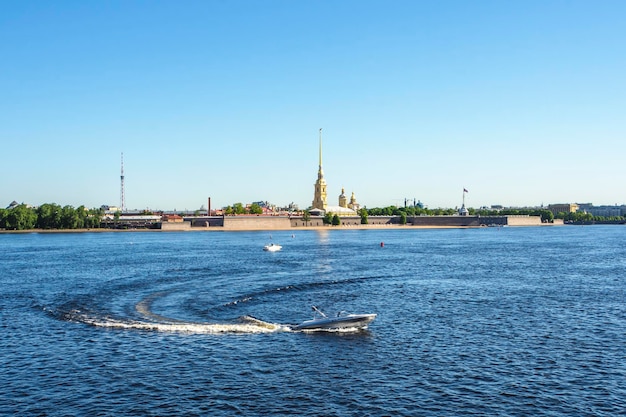 Vista da Fortaleza de Pedro e Paulo do Spit of Vasilyevsky Island em São Petersburgo Rússia