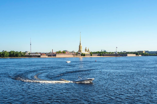 Foto vista da fortaleza de pedro e paulo do spit of vasilyevsky island em são petersburgo rússia