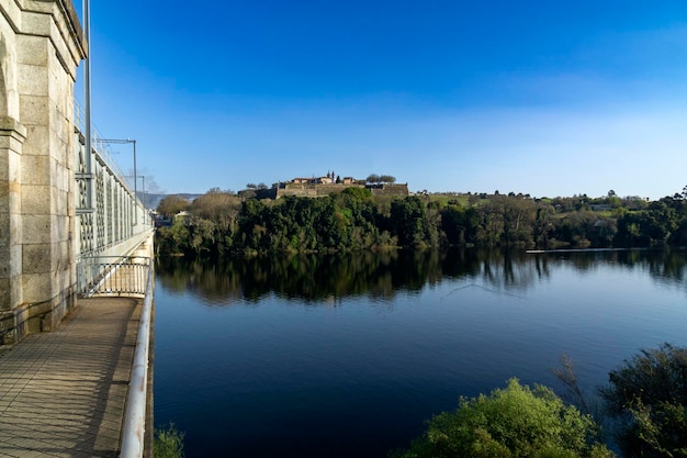 Vista da fortaleza de Valenca de Minho refletida no rio e da Ponte Internacional de Ferro