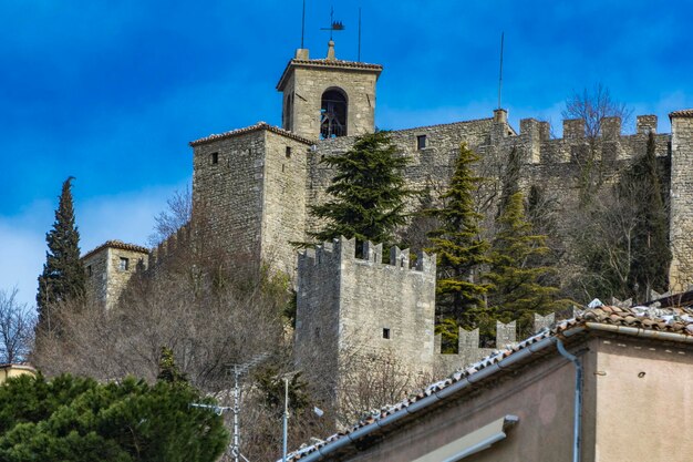 Vista da fortaleza em um penhasco em San Marino