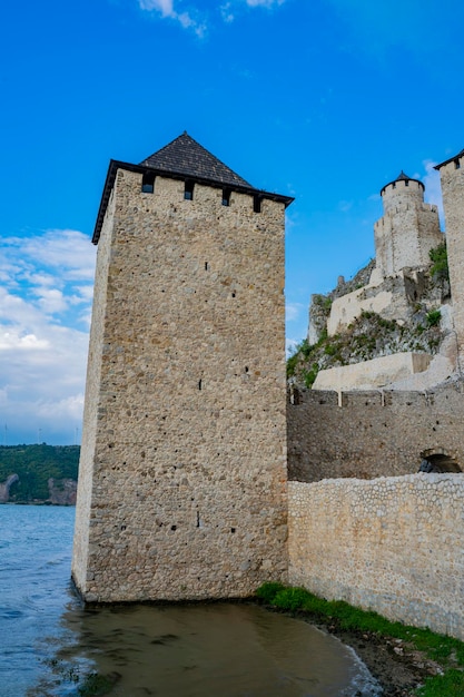 Vista da fortaleza medieval de golubac na sérvia