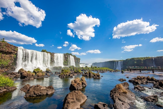 Vista da fronteira das Cataratas do Iguaçu entre Brasil e Argentina