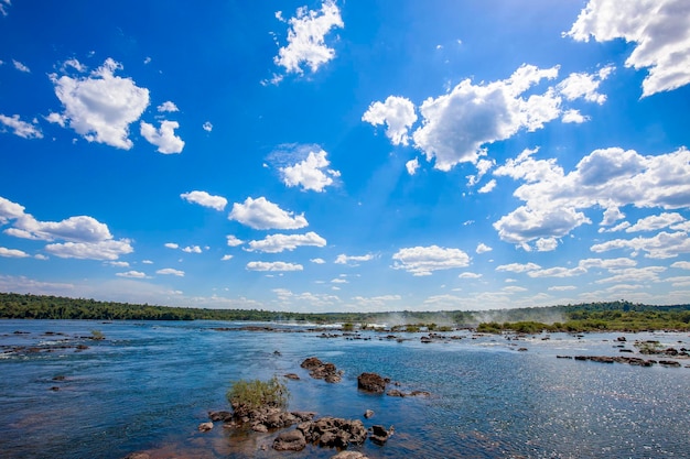 Vista da fronteira do Rio Iguaçu entre Brasil e Argentina acima das Cataratas do Iguaçu