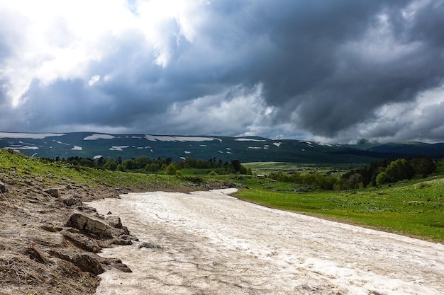 Vista da geleira perto do planalto LagoNaki em Adygea As montanhas do Cáucaso Rússia 2021