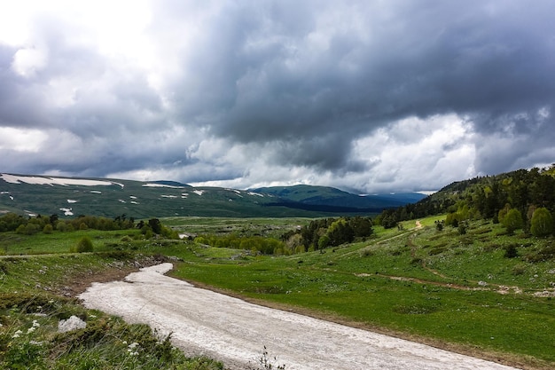 Vista da geleira perto do planalto LagoNaki em Adygea As montanhas do Cáucaso Rússia 2021