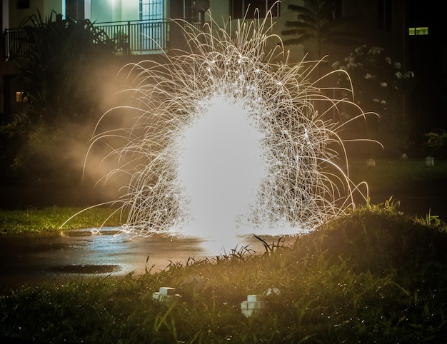 Foto vista da grama iluminada à noite