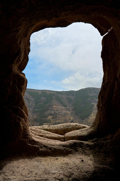 Vista da habitação na caverna. Uma passagem esculpida em pedra.