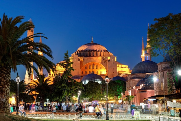 Vista da Hagia Sophia à noite em Istambul, Turquia