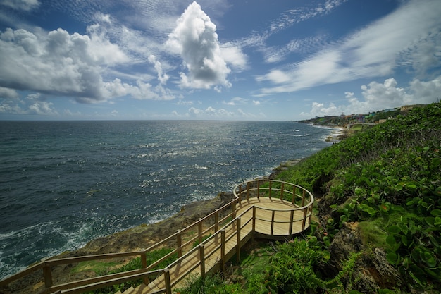 Vista da histórica cidade colorida de puerto rico à distância.