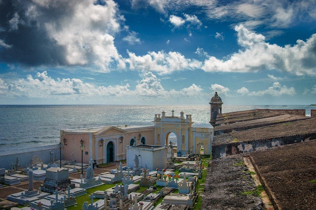 Vista da histórica cidade colorida de Puerto Rico do cemitério.