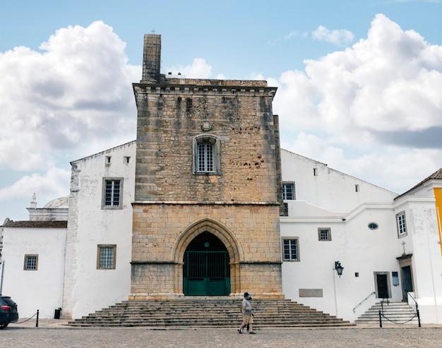 Vista da histórica Igreja da Sé, localizada na zona antiga da cidade de Faro, Portugal.