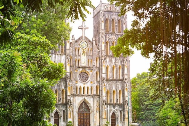 Foto vista da igreja catedral de são josé em hanói, a capital do vietnã