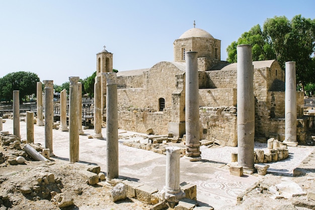 Vista da igreja de ayia kyriaki chrysopolitissa contra um céu claro