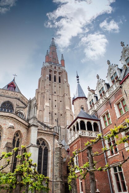 Vista da igreja de nossa senhora da ponte bonifacius em bruges, flandres ocidental