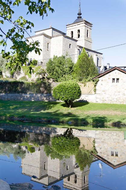 Vista da igreja de São Nicolau de Bari localizada Molinaseca Leon Espanha