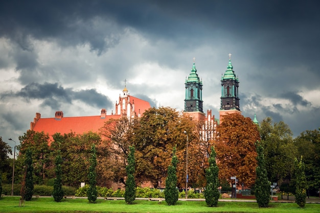 Vista da Igreja dos Santos Pedro e Paulo na Ilha Tumsky em tempo chuvoso Poznan Polônia