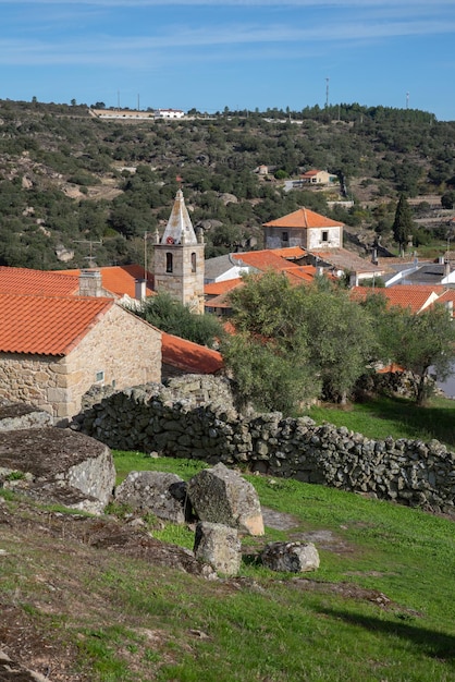 Vista da igreja e aldeia em castelo mendo, portugal