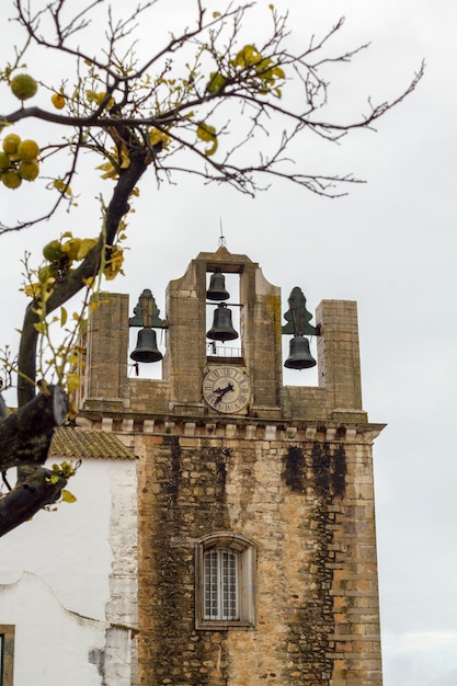 Vista da igreja histórica do Se situado em Faro, Portugal.