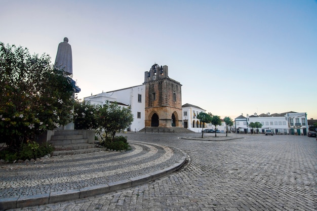 Vista da igreja histórica do Se situado em Faro, Portugal.