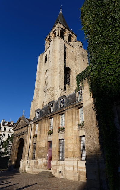 Vista da igreja mais antiga de Saint Germain desPres em Paris