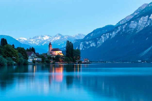 Foto vista da igreja na pitoresca aldeia de brienz, ao lado do lago na suíça.