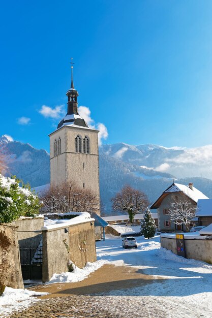 Vista da igreja perto do castelo de Gruyere em um dia claro de inverno. O Castelo, localizado na cidade medieval de Gruyères, Friburgo, é um dos mais famosos da Suíça