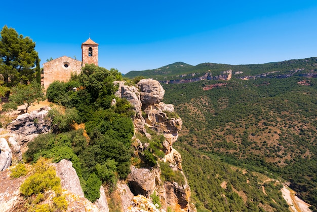 Vista da igreja românica de Santa Maria de Siurana, em Siurana de Prades, Tarragona, Catalunya, Espanha.