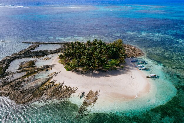 Vista da ilha de guyam do céu. foto tirada com drone acima da bela ilha. conceito sobre viagens, natureza e paisagens marinhas