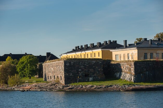 Foto vista da ilha de suomenlinna em helsinque.