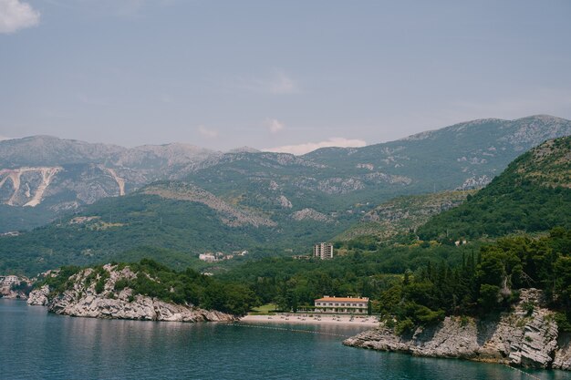 Vista da ilha de sveti stefan na praia de villa milocer