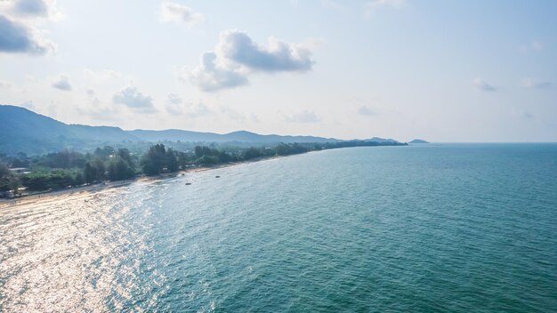 Vista da ilha do ângulo do droneProvíncia de Chanthaburi da TailândiaAlto ângulo do mar