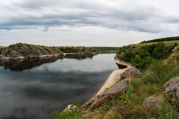 Vista da ilha ucraniana de Khortytsya na margem direita rochosa do rio Dnipro