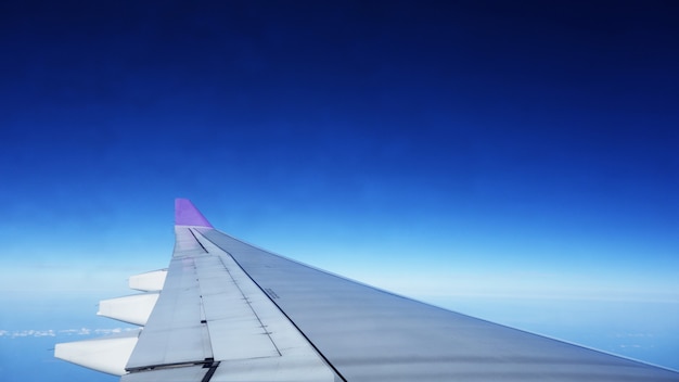 Vista da janela de um avião voando