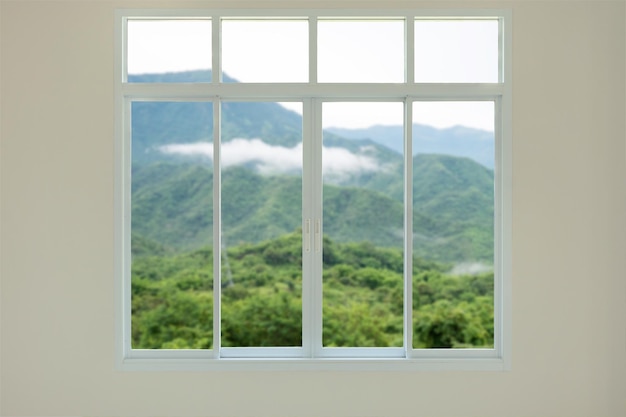 Vista da janela de uma casa moderna com fundo de montanha