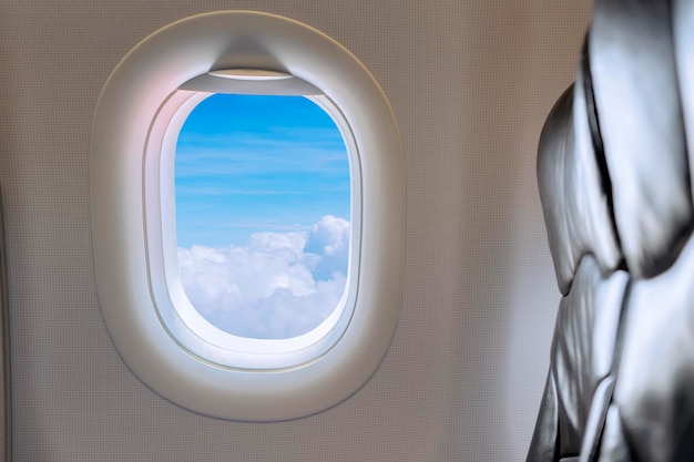 Vista da janela do assento do passageiro no avião comercial Bela vista da janela do avião para o céu azul com nuvens brancas na altura em dia ensolarado do banco do passageiro