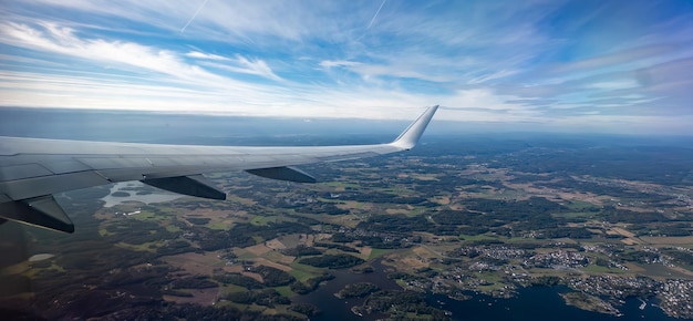 Foto vista da janela do avião avião voador acima da cidade