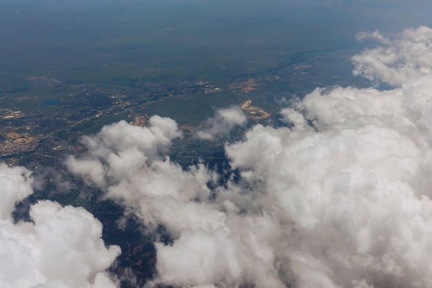 Vista da janela do avião com vista para as nuvens, a estrutura da cidade de denver, na américa