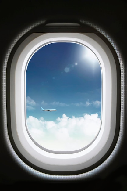 Vista da janela do avião durante a viagem e nuvens de céu azul claro e luz do sol