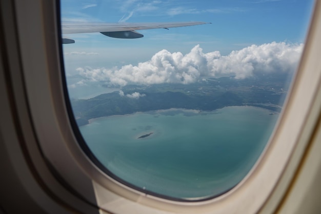 Vista da janela do avião na asa, céu e nuvens.