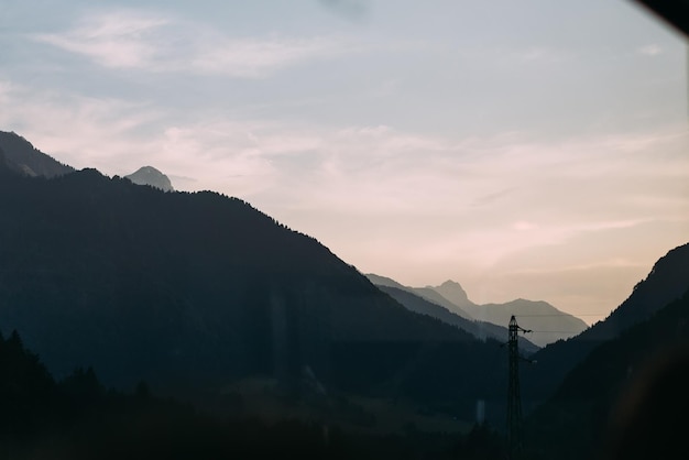 Vista da janela nas Dolomitas Itália as montanhas são enseada