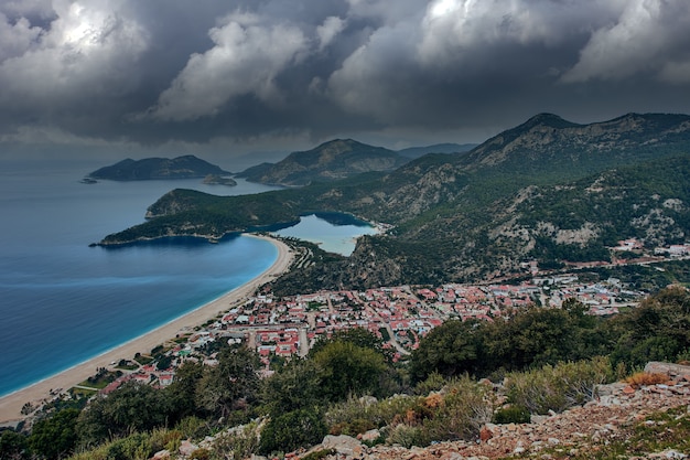 Vista da lagoa azul na vila de Oludeniz, perto de Fethiye, Turquia em tempo nublado