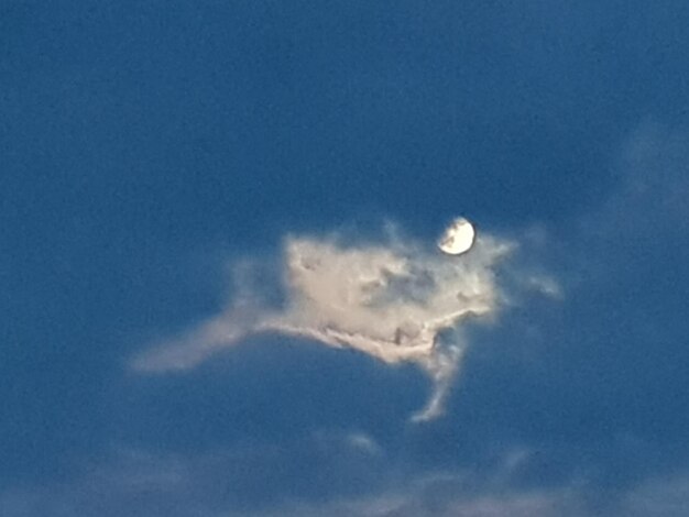 Foto vista da lua no céu nublado