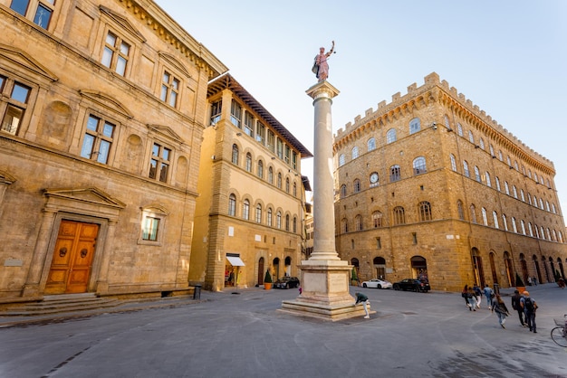 Vista da manhã na piazza santa trinita em florença