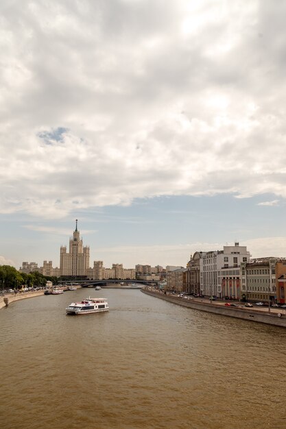 Vista da margem do Rio Moscou e do hotel Ucrânia em Moscou. Vista da ponte de observação do Parque Zaryadye