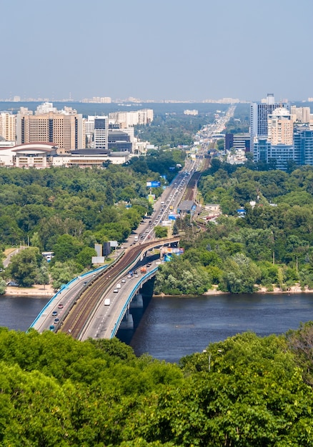 Vista da margem esquerda do dnieper em kiev