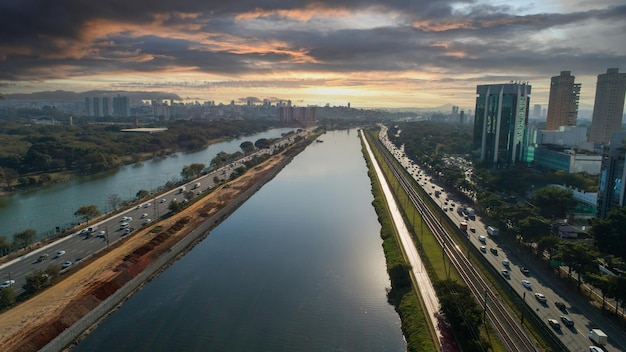 Vista da Marginal Pinheiros com o rio Pinheiros e edifícios modernos em São Paulo Brasil