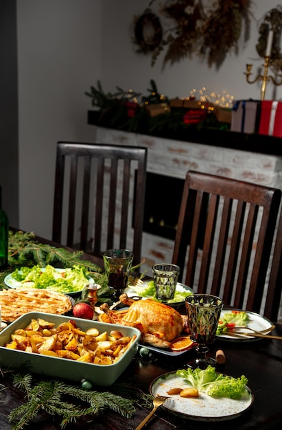 Vista da mesa com comida preparada para a ceia de Natal