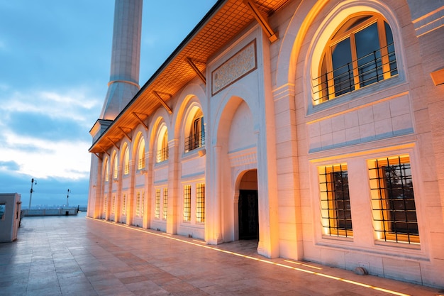 Vista da Mesquita Camlica em Istambul à noite Turquia